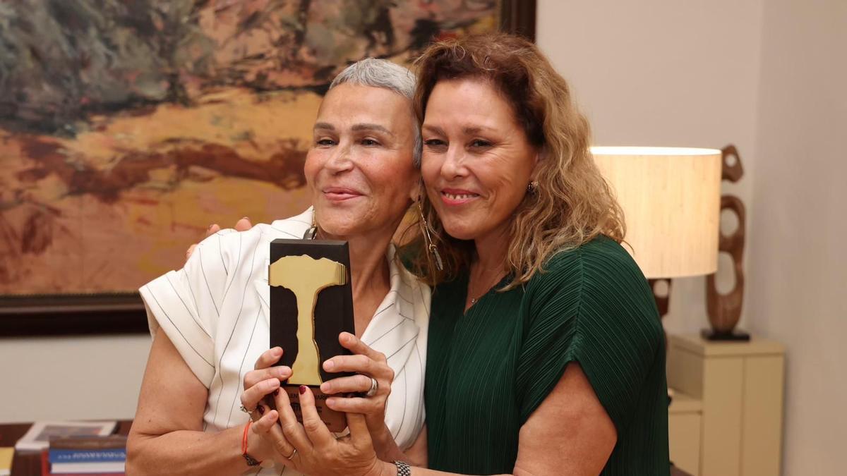 La presidenta del Parlamento de Canarias, Astrid Pérez, junto a Antonia San Juan