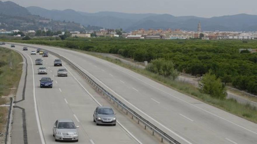 Unos pocos coches transitan por la Ap-7 a su paso por la comarca de la Safor.