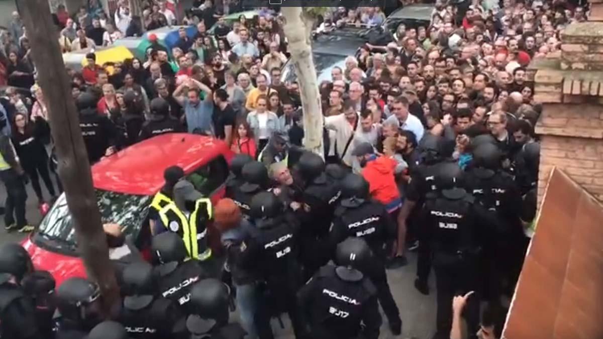 Cargas policiales en la escuela FEDAC Horta el 1 de octubre