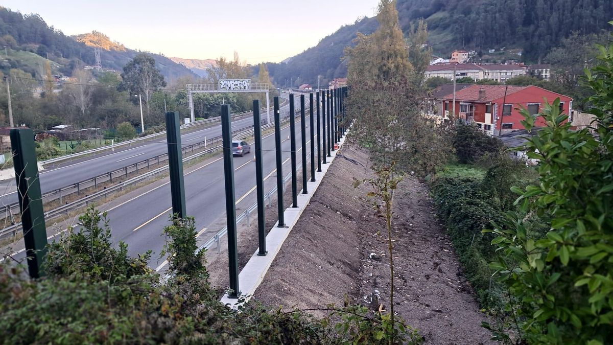 Los primeros soportes de las pantallas, a la altura de Figaredo.