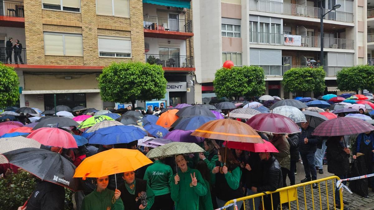 Decenas de personas en la plaza del Regne minutos antes de la "mascletà".