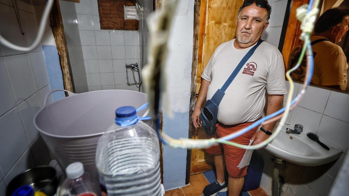 Ramón Batista, vecino de Añaza que mendiga agua