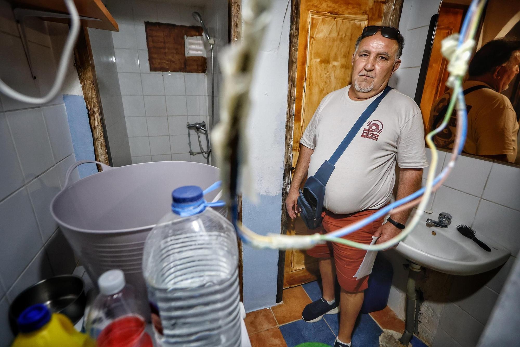 Ramón Batista, vecino de Añaza que mendiga agua