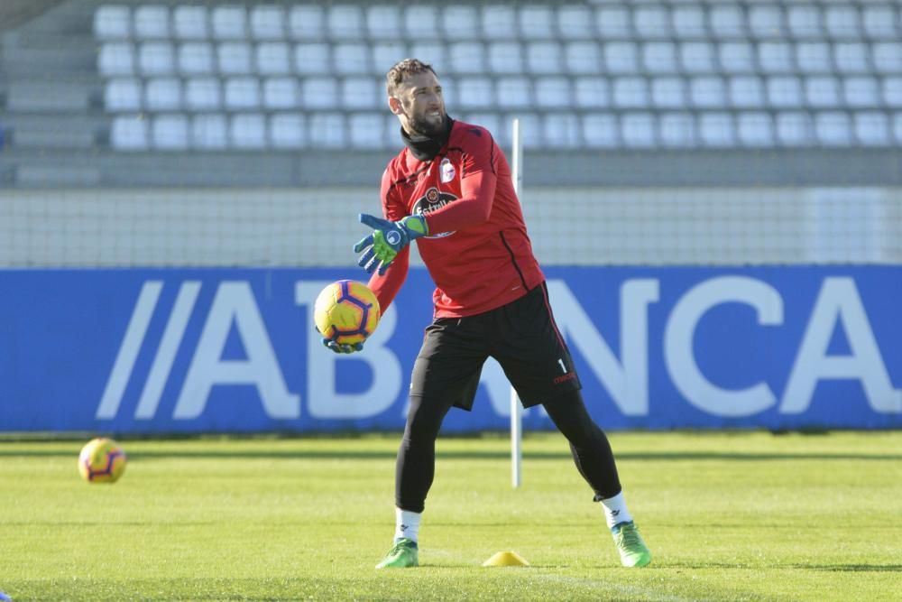 El técnico dispuso un entrenamiento táctico con diversas instrucciones para sus jugadores, quienes ensayaron acciones a balón parado.