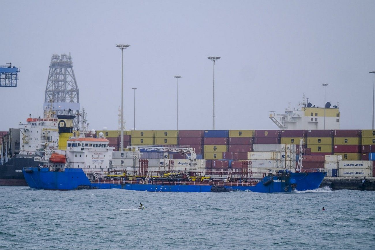 El fuerte viento golpea a una Canarias con calima