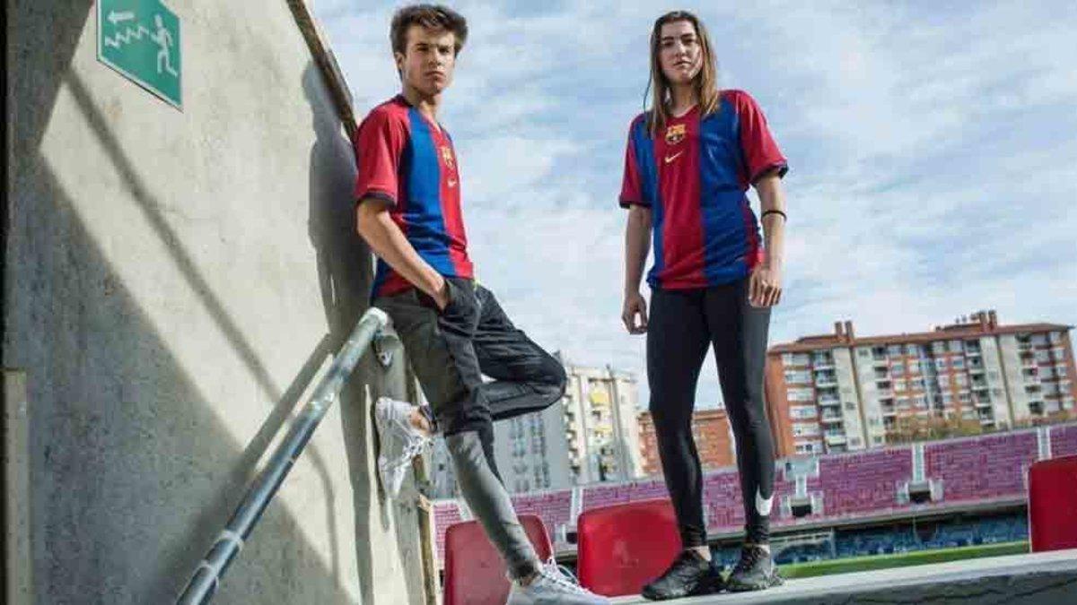 Riqui Puig y Patri Guijarro lucen la camiseta conmemorativa