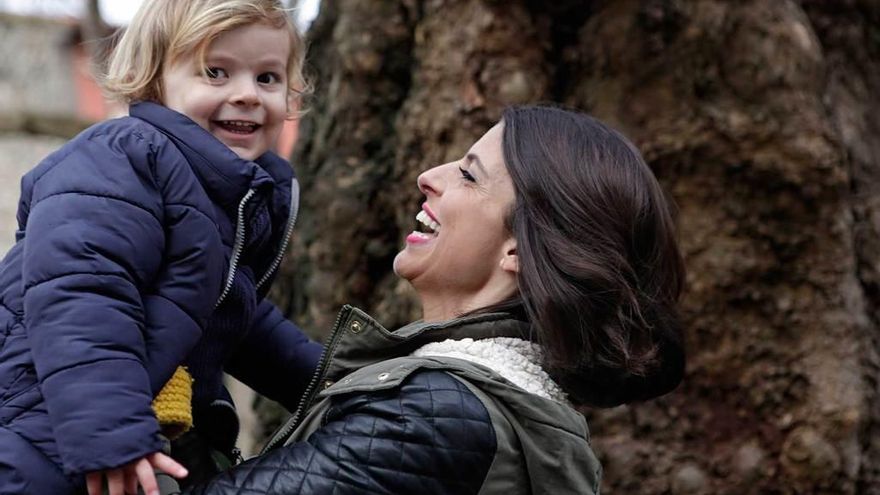 Carmen Osorio con su hijo Gabriel, ayer, en el parque de Isabel la Católica.