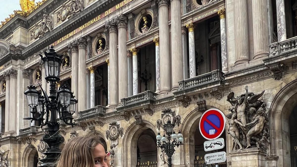 María Pombo con mono denim rosa en París