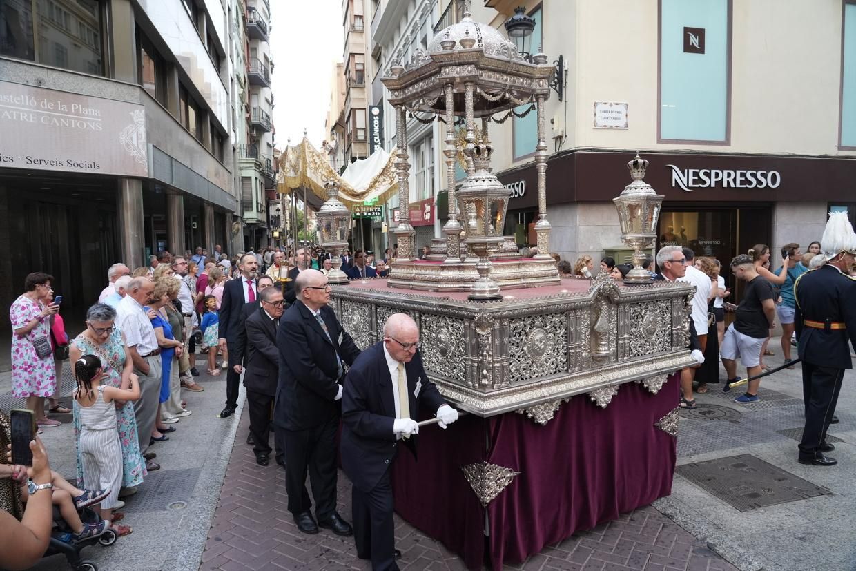 Castelló recibe con honores al Santísimo en la procesión del Corpus Christi