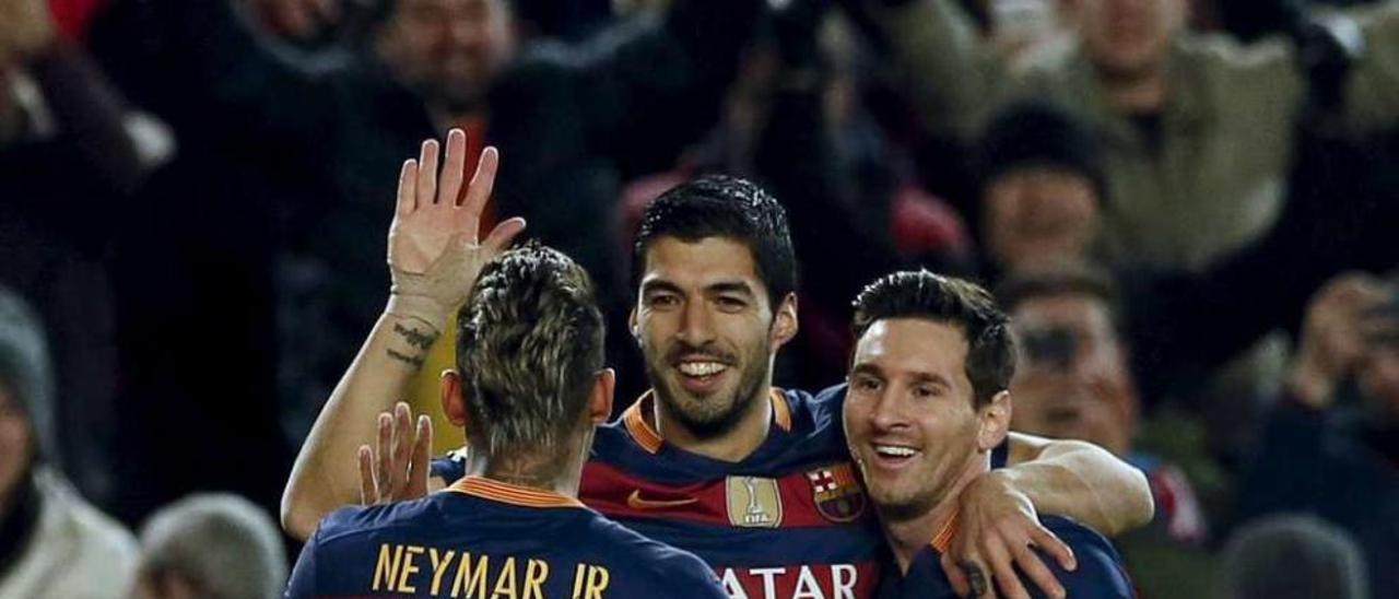 Luis Suárez festeja con Neymar y Messi uno de sus goles. // Albert Gea