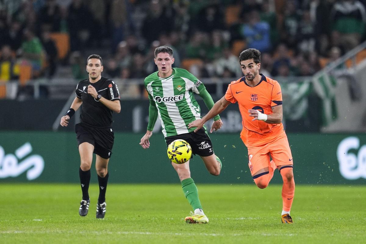 Sergi Altimira of Real Betis and Ferran Torres of FC Barcelona in action during the Spanish league, LaLiga EA Sports, football match played between Real Betis and FC Barcelona at La Cartuja stadium on December 6, 2025, in Sevilla, Spain. AFP7 06/12/2025 ONLY FOR USE IN SPAIN. Joaquin Corchero / AFP7 / Europa Press;2025;SPORT;ZSPORT;SOCCER;ZSOCCER;Real Betis v FC Barcelona - LaLiga EA Sports;