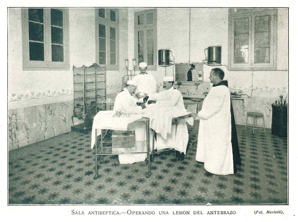 Sala antiséptica. Operación de una lesión del antebrazo. Fotografía del antiguo Hospital Sant Joan de Déu, 1912.