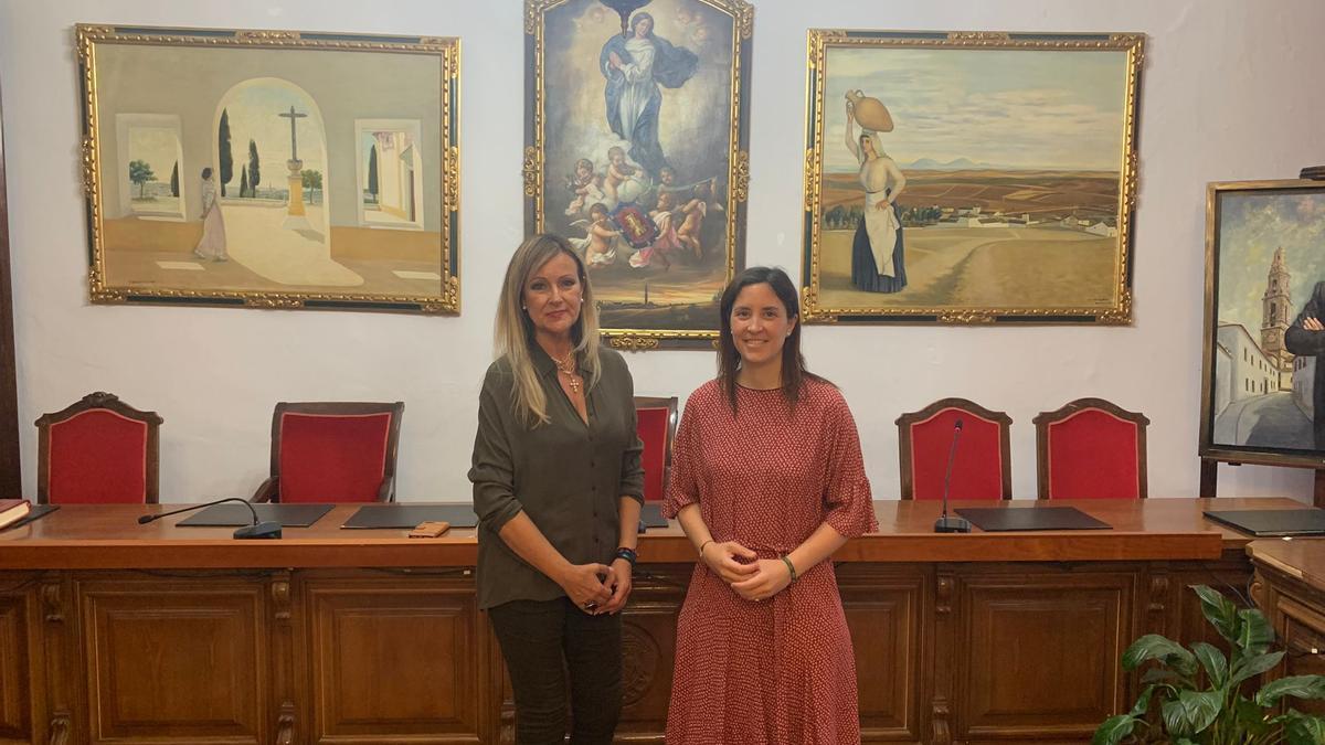 Elena Alba y Cristina Casanueva, en el Ayuntamiento de Bujalance.