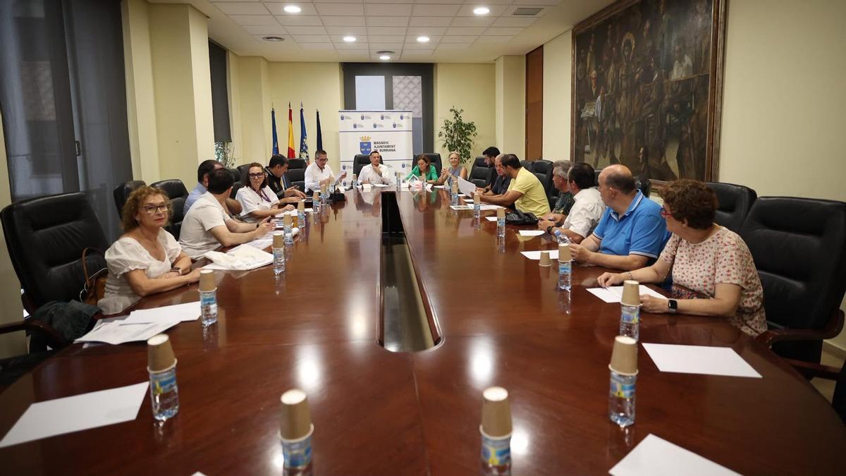 Reunión de autoridades municipales y sanidad para organizar los dispositivos sanitarios