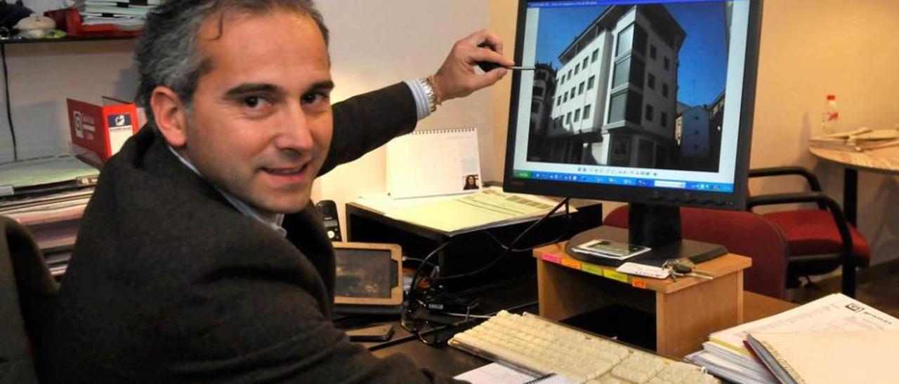 El agente inmobiliario Javier Fernández muestra un edificio.