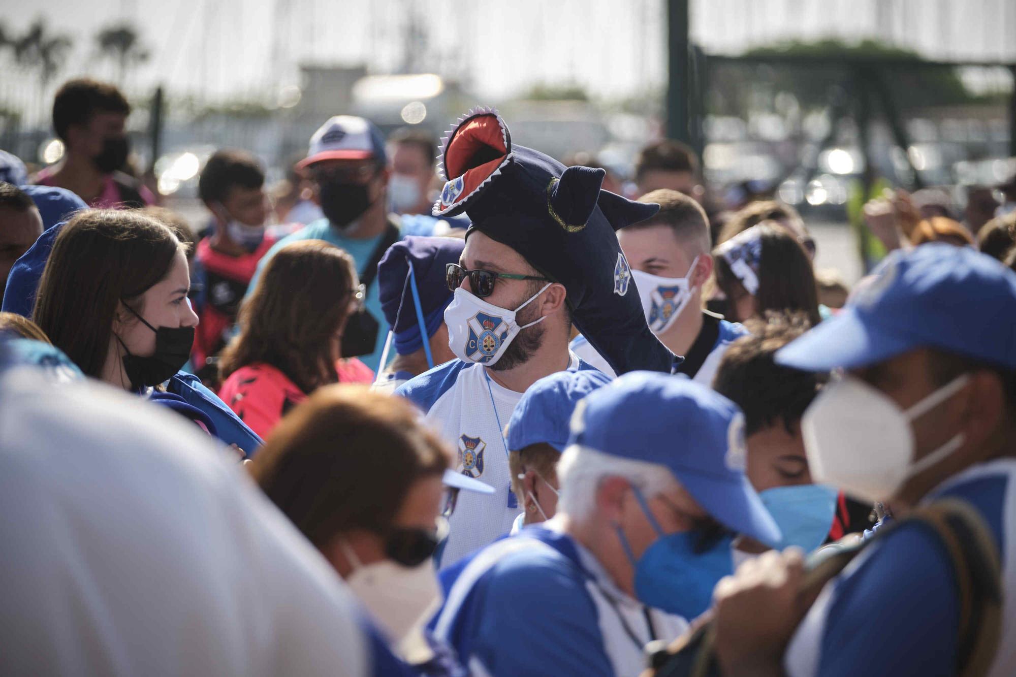 Aficionados del CD Tenerife, rumbo al derbi