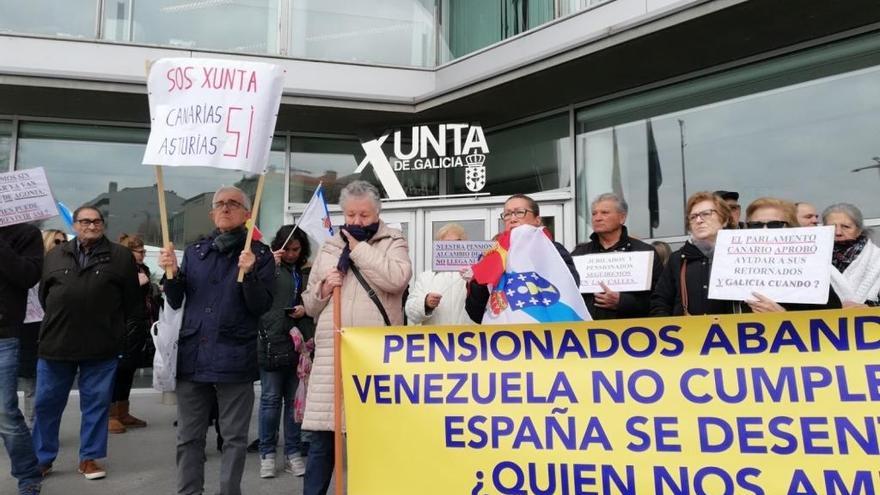 Jubilados con pensiones de Venezuela se concentran ante edificios de la Xunta