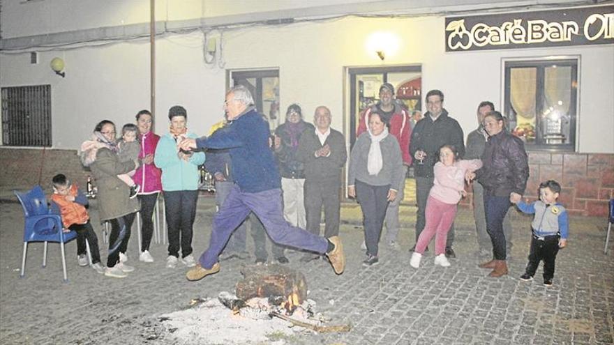 Los adamuceños mantienen viva la noche de los ‘culiquemaos’