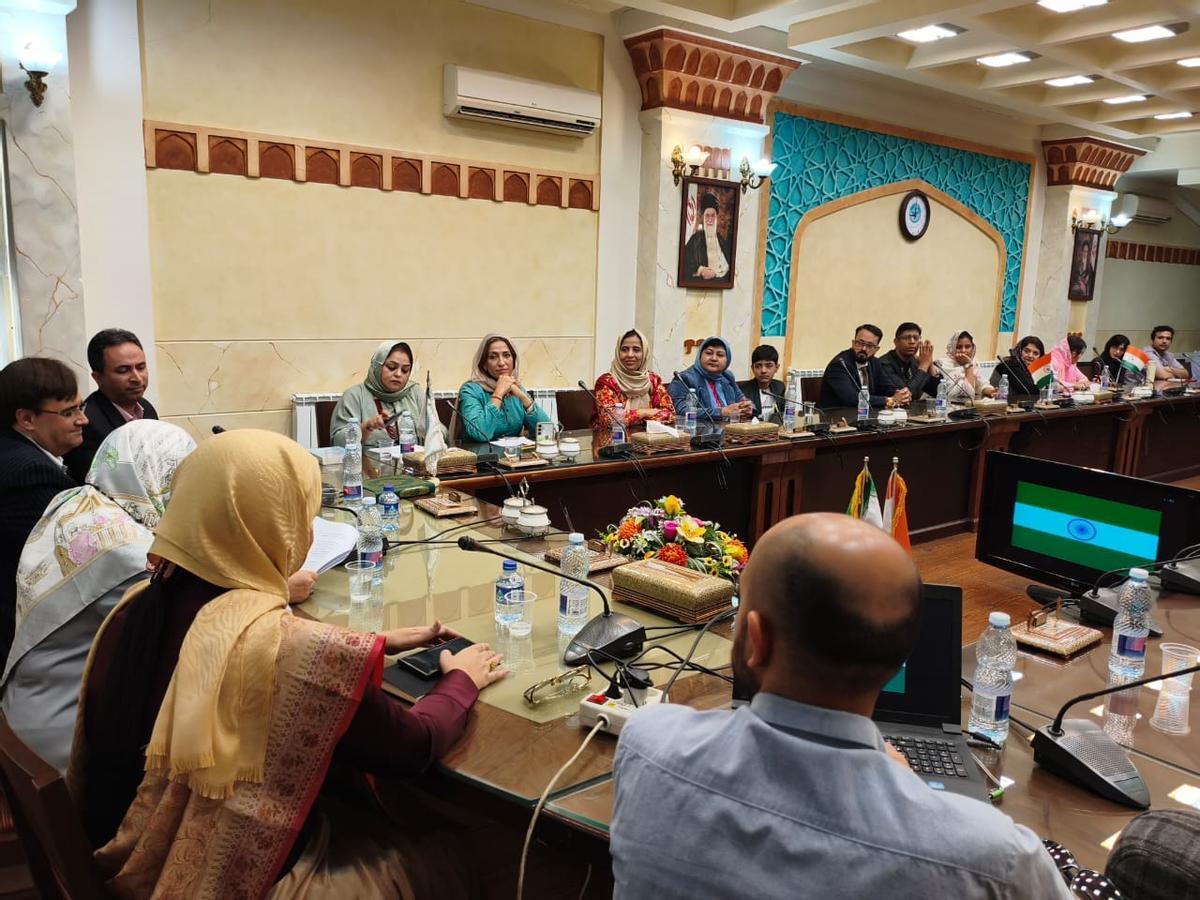 Pérez, la segunda mujer de frente durante las jornadas de liderazgo femenino de la Universidad de Teherán, en noviembre.