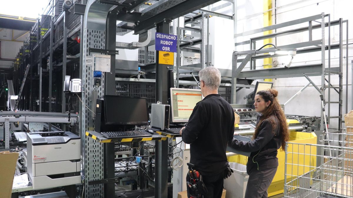 Trabajadores en las instalaciones de Bidafarma en el Polígono de Las Capellanías de Cáceres.