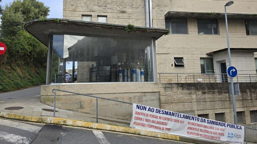 Centro de salud de Cangas, ayer por la mañana. |  G.N.