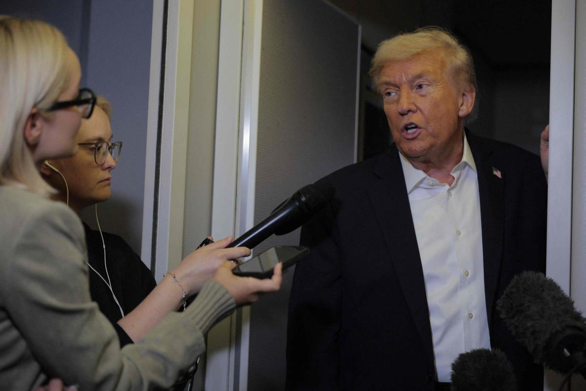 Trump atiende a los periodistas en una parada técnica del Air Force One en Inglaterra