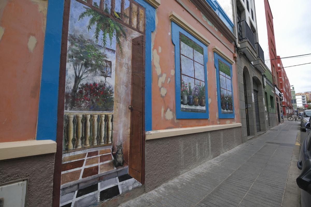 El artista Cayetano Martínez pinta la fachada de una casa abandonada en Las Alcaravaneras.