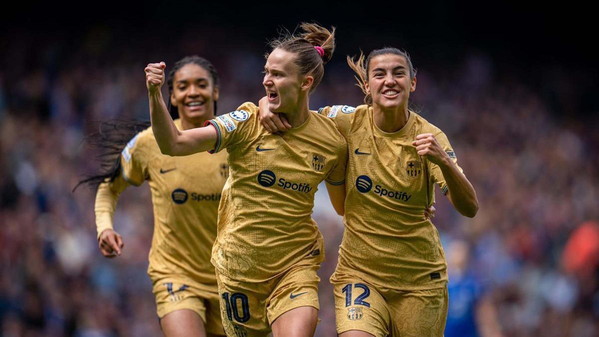 Caroline Graham Hansen y Patri Guijarro en Stamford Bridge