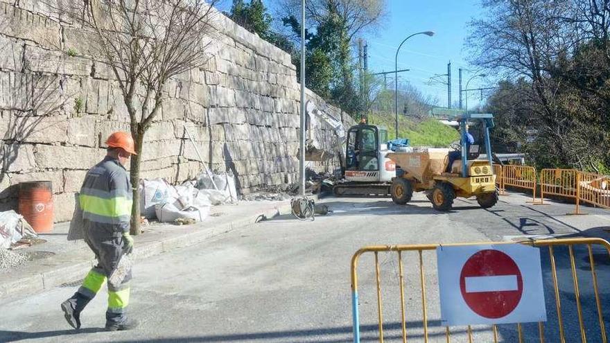 Operarios ultimando los trabajos ayer por la mañana. // Rafa Vázquez