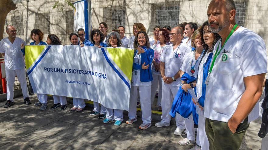 Fisioterapeutas canarios, durante la protesta ayer a las puertas del Hospital Insular de Gran Canaria
