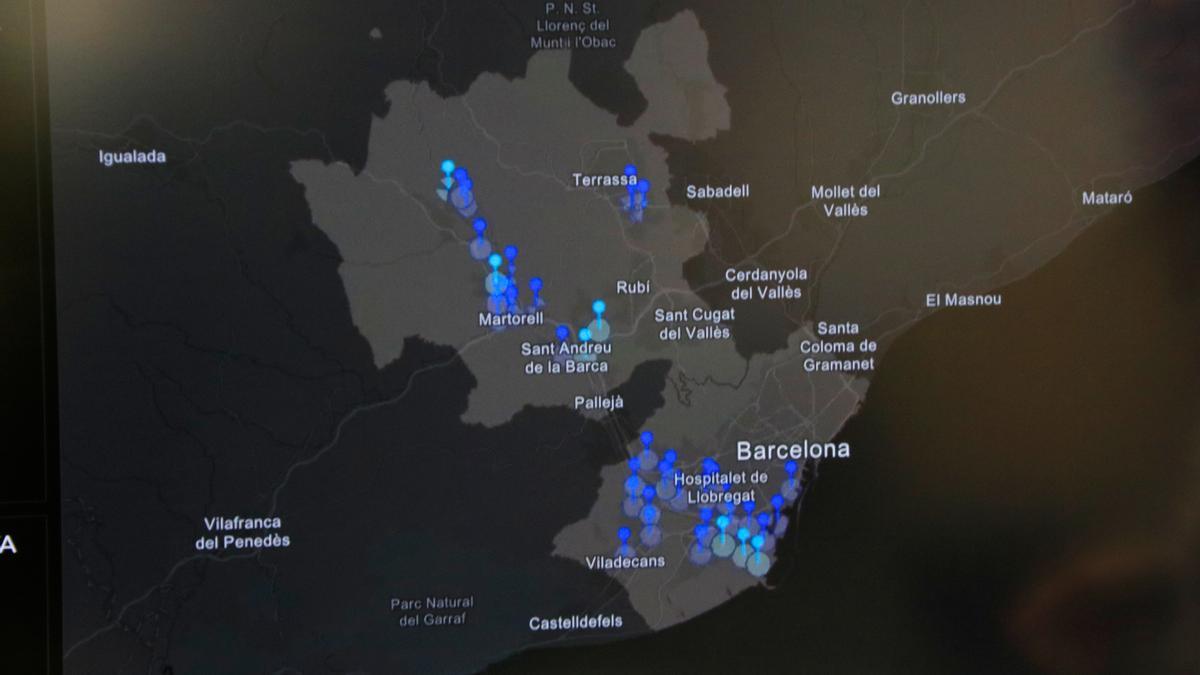 Sirenes marcades en un mapa per a la prova del sistema d'alerta per risc químic a 16 municipis del Barcelonès, el Baix Llobregat i el Vallès Occidental, a la sala CECAT de Protecció Civil de la Generalitat