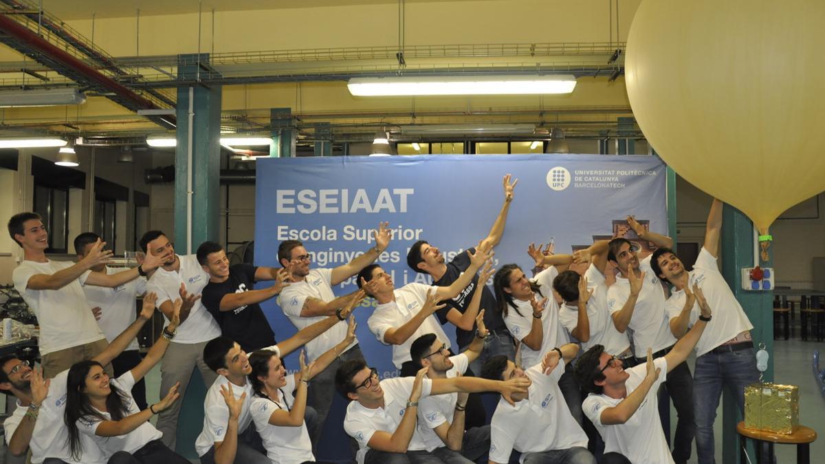 Estudiantes de la UPC de Terrassa lanzan a la estratosfera un globo con dibujos de niños del Sant Joan de Déu