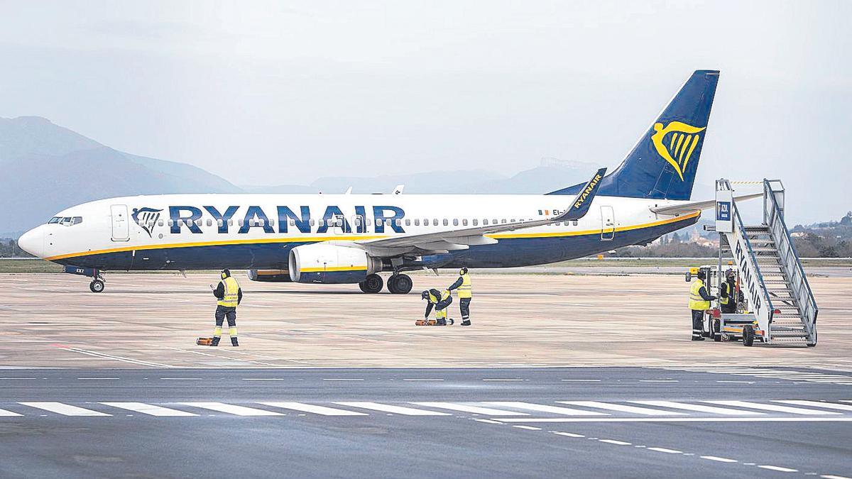 Un avió de Ryanair, a l'aeroport de Girona.