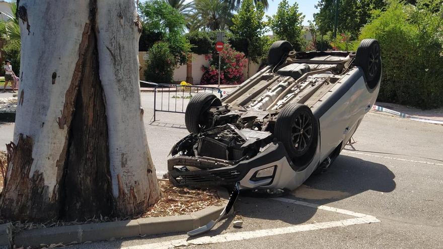 Un vehículo vuelca en Guadalmar tras impactar con un árbol