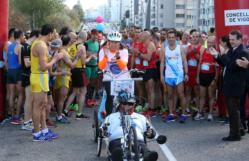 Más de 3.500 personas participan esta mañana la Carrera Vigo Contra el Cáncer.