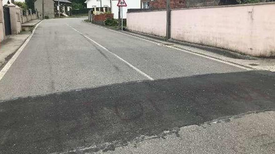 Uno de los elementos reductores de velocidad, con pintadas en contra, durante su instalación. // FdV