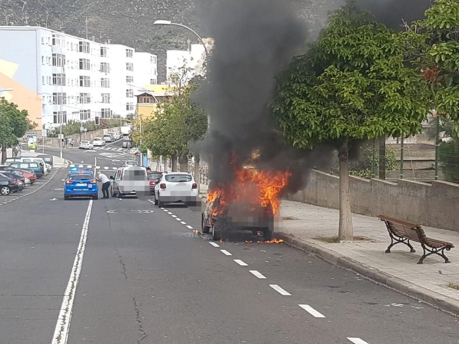 Un coche se incendia en Santa Cruz