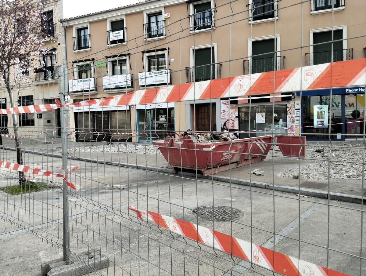 Obra vecinal, en la plaza de Obispo Amadeo.