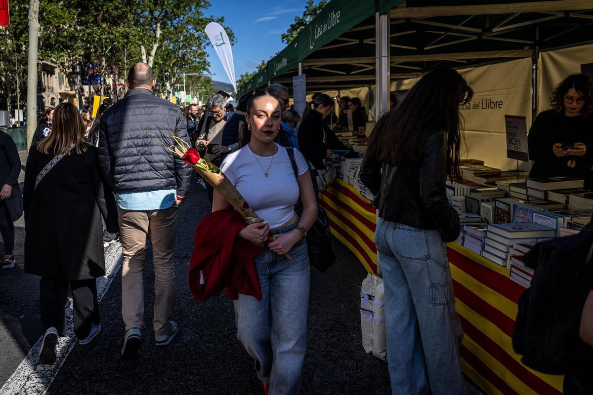 Ambiente de San Jordi en las calles de Barcelona