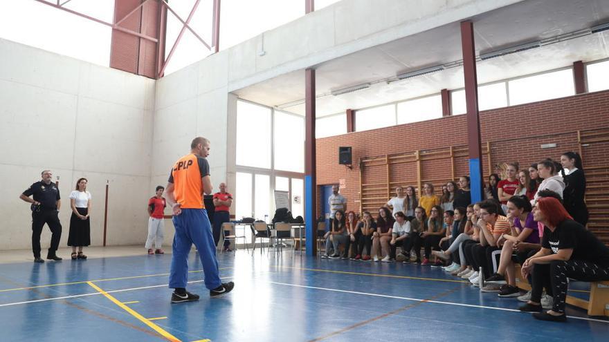 Las alumnas del Henri Matisse de Paterna participan en el taller de Autoprotección