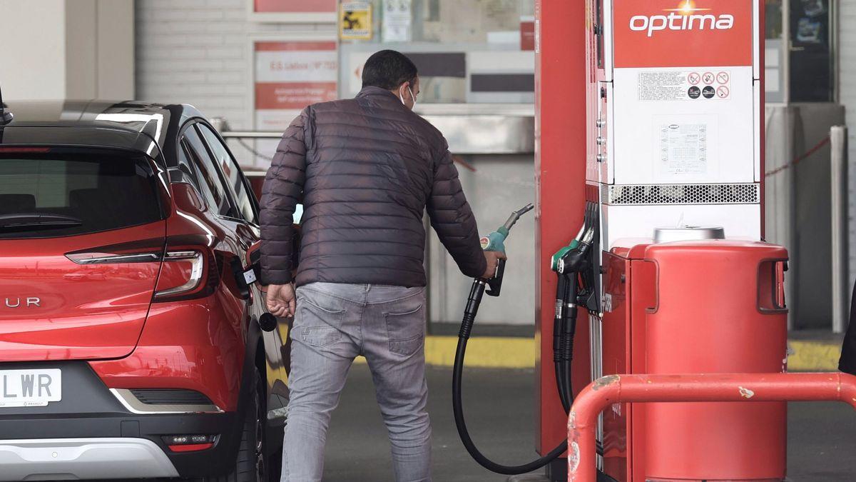 Un hombre reposta combustible en una gasolinera Cepsa.
