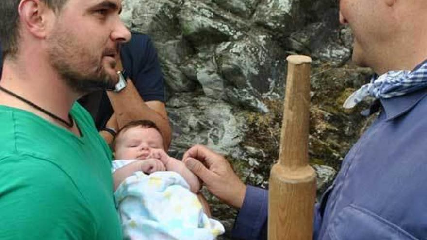 San Pablín bautiza en Cudillero el orgullo