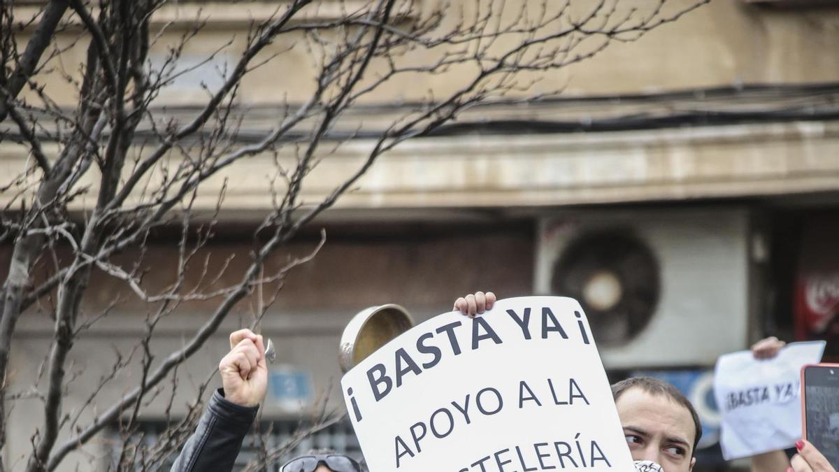 Protesta de los hosteleros en Alicante contra el cierre de la hostelería