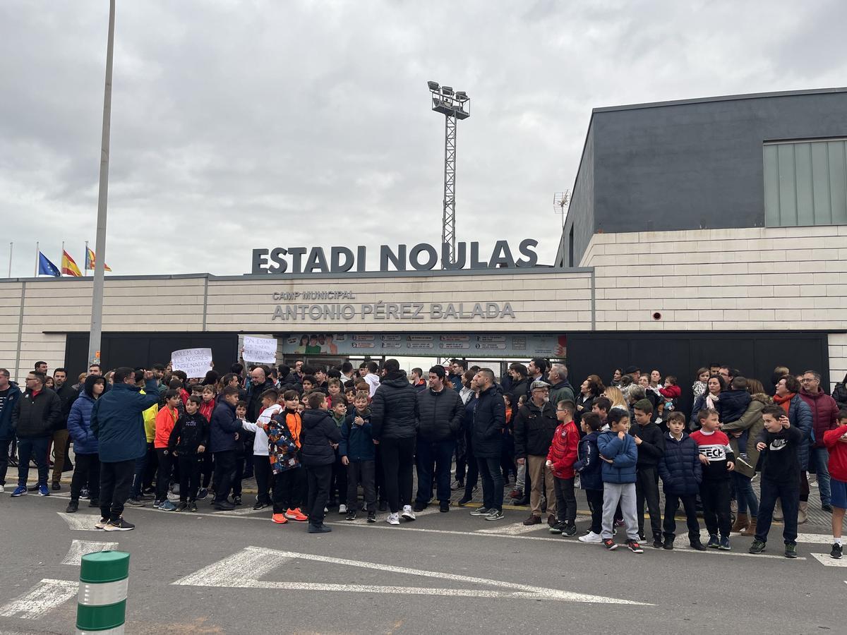 Entrenadores, jugadores y familias concentrados frente al Estadio Noulas de Nules.