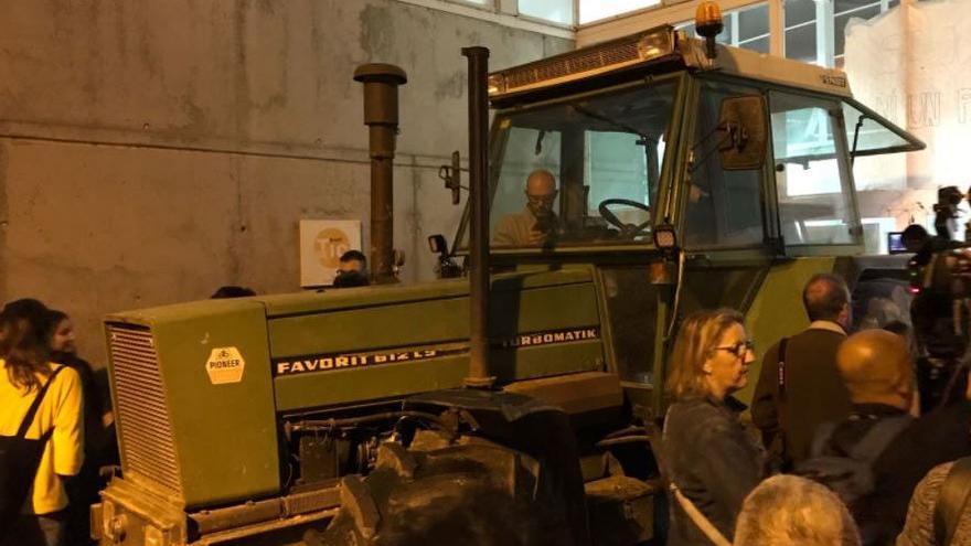 Un tractor a la porta del pavelló de Sant Julià de Ramis