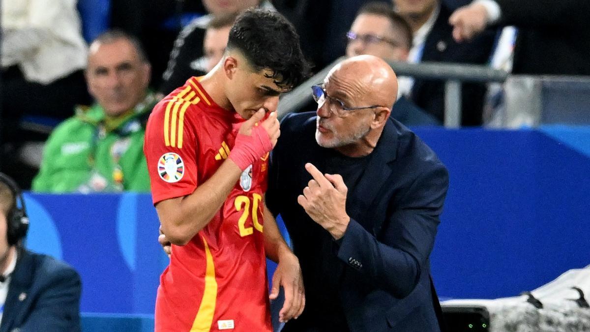 Luis de la Fuente da instrucciones a Pedri durante el España-Italia en Gelsenkirchen.