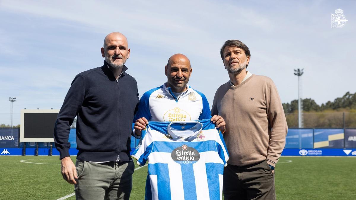 Manuel Pablo, entrenador de Pablo Cortés, posa junto a los zaragozanos Ismael Arilla y Fernando Soriano.