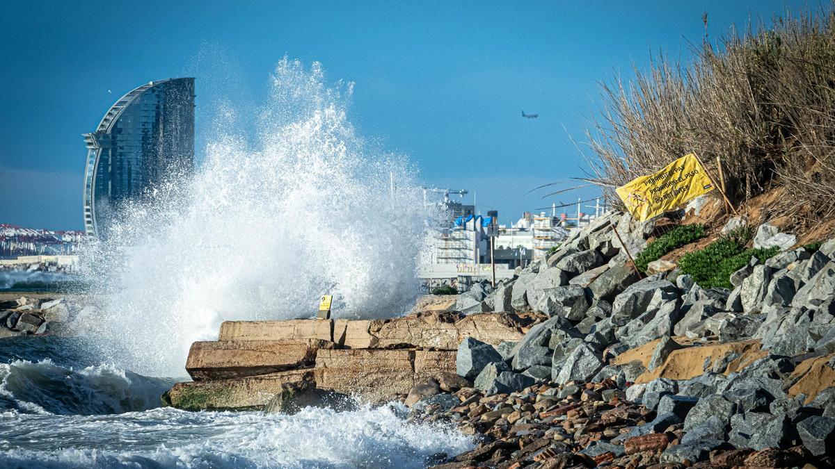 La playa de San Sebastián de Barcelona pierde arena y se queda con las cañerías a la vista por el paso del temporal Nelson