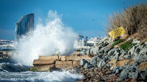 Oleaje y destrozos esta Semana Santa en una playa en Barcelona.