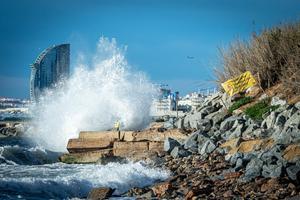 La playa de San Sebastián de Barcelona pierde arena y se queda con las cañerías a la vista por el paso del temporal Nelson